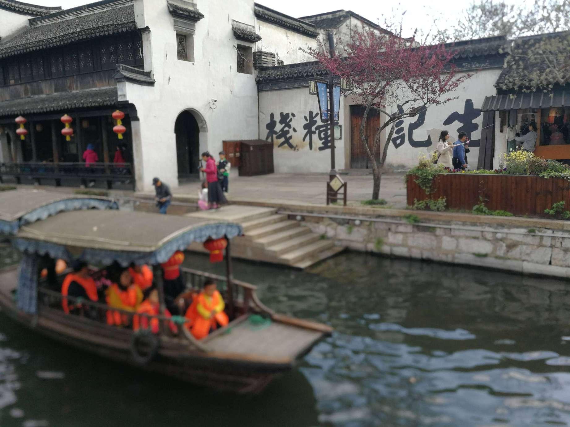 出门在外谁都不能相信，别看外表都是人，但不是每个人都有一颗好心肠，和一颗正直的心！游戏画面